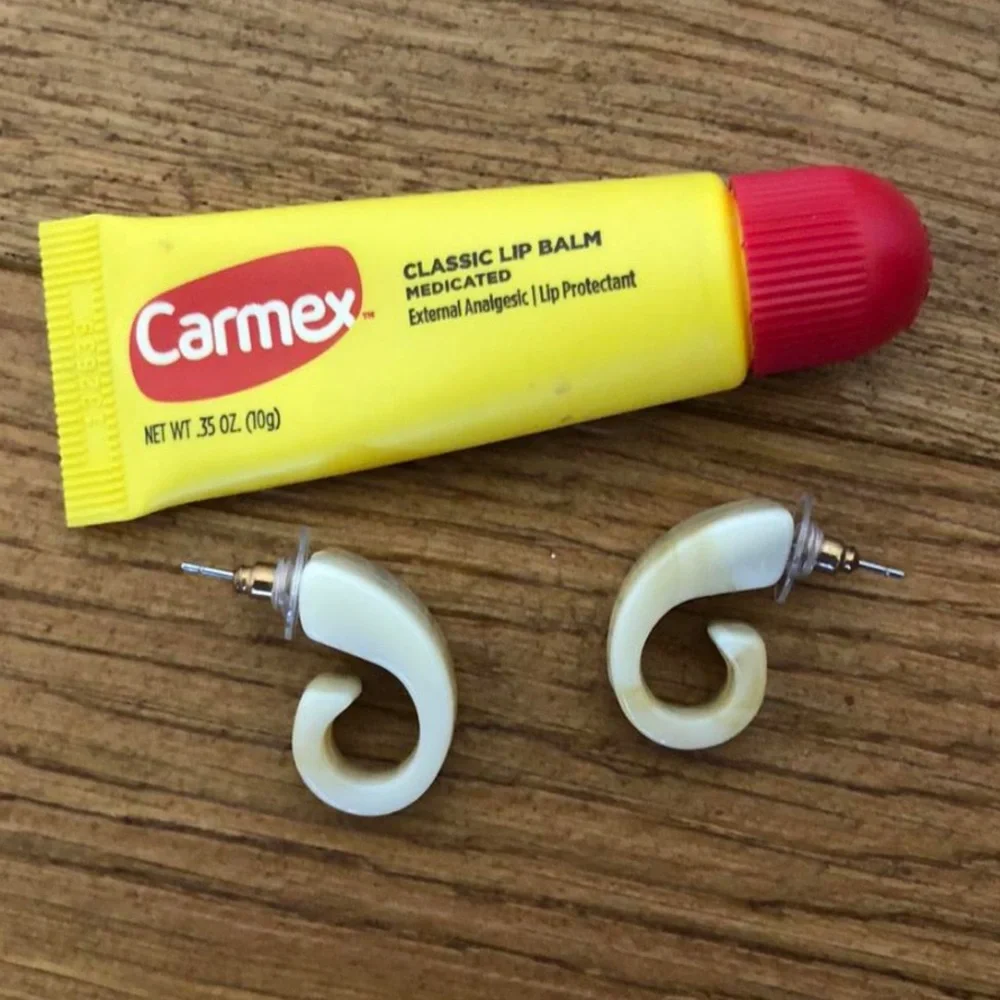 vintage bone-like costume jewelry earrings - Picture 2 of 3